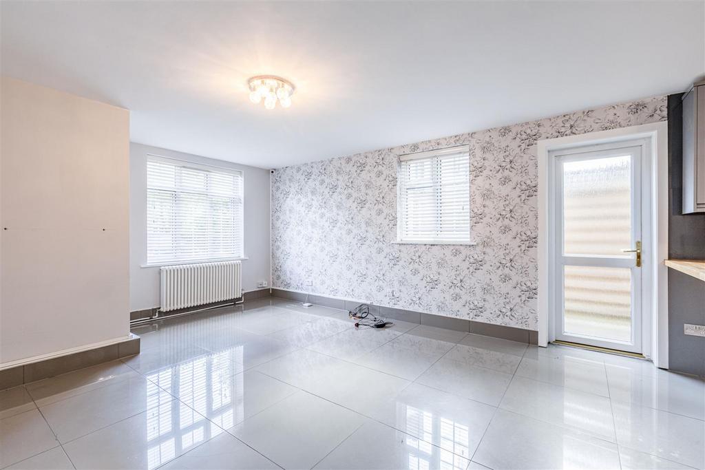 36 Birchwood, KT14 6 DW - 10.jpg