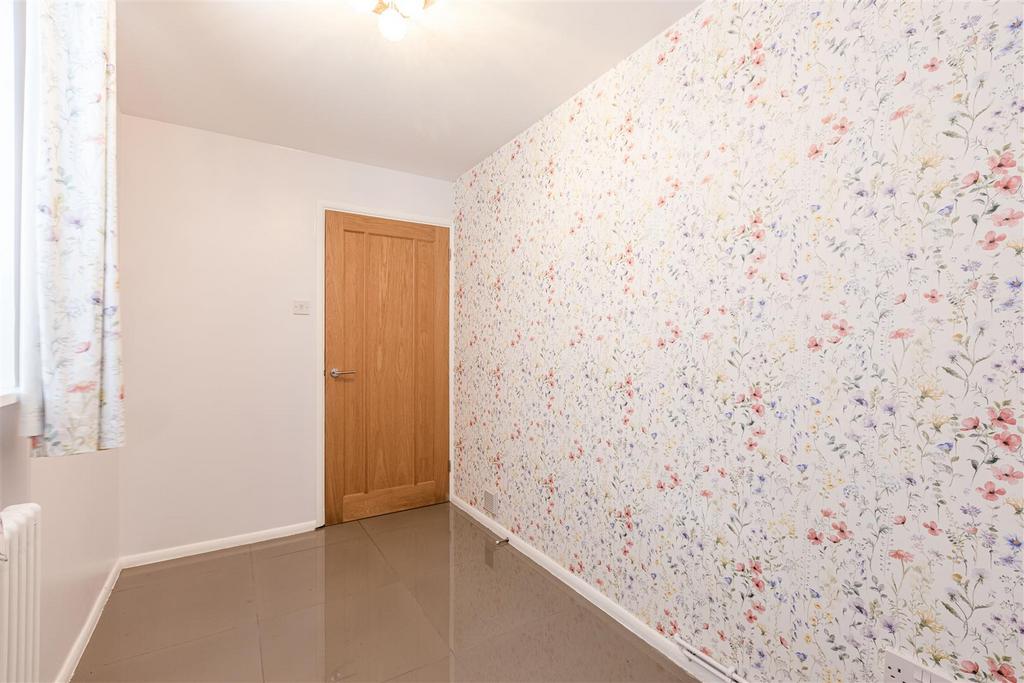 36 Birchwood, KT14 6 DW - 14.jpg