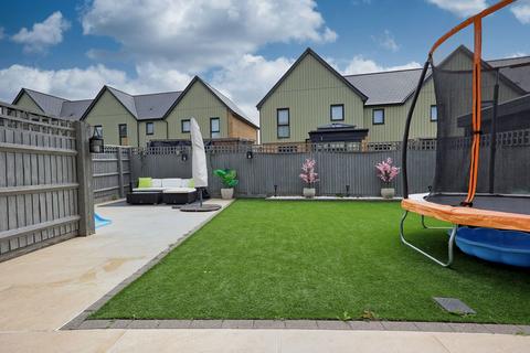 6 Maverick Drive, South Ockendon, RM15 5FY