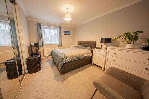 2 bedroom flat for sale, Franklynn Road, Horsted House Whitelands Franklynn Road, RH16