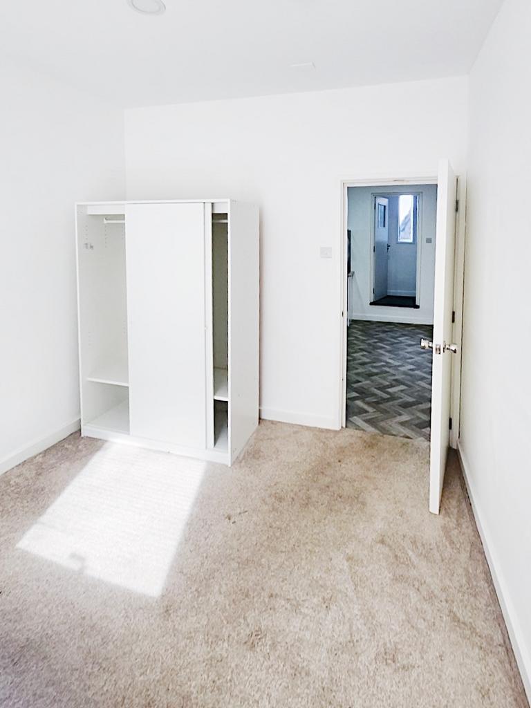 Bright single bedroom with neutral décor, a fre...