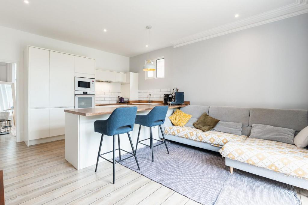 Lounge and kitchen-2.jpg