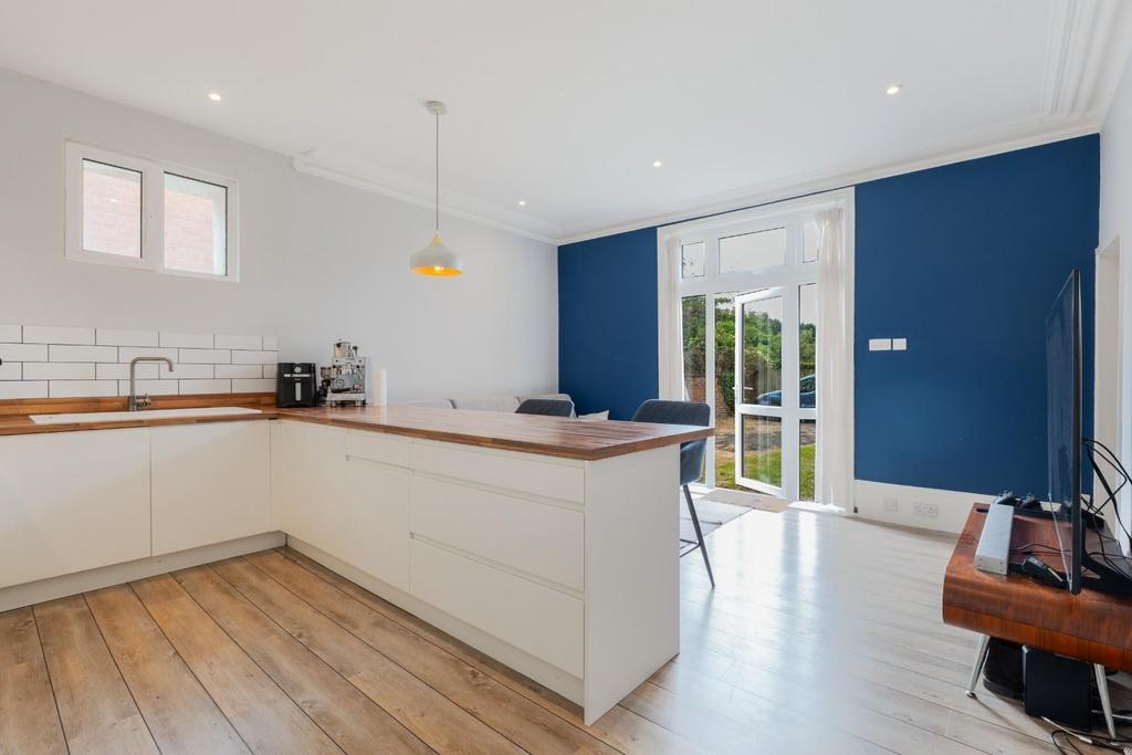 Lounge and kitchen-1.jpg