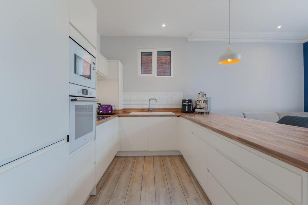 Lounge and kitchen-3.jpg