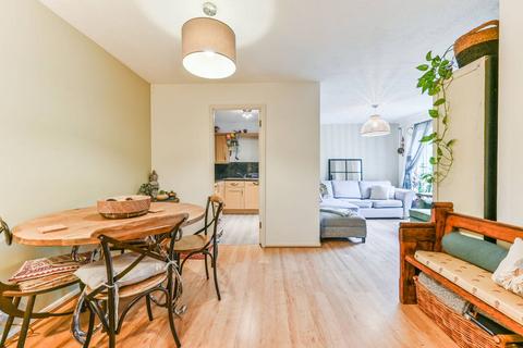 2 bedroom flat for sale, Muggeridge Close, South Croydon, CR2