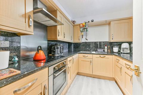 2 bedroom flat for sale, Muggeridge Close, South Croydon, CR2