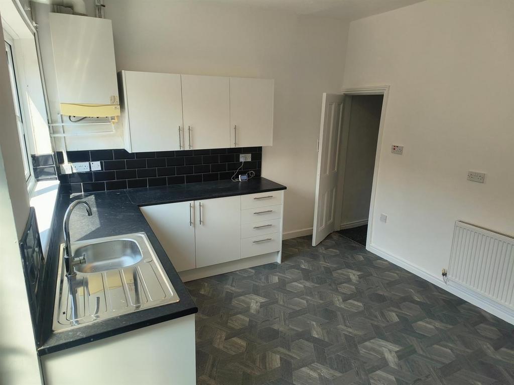 Kitchen 2.jpg