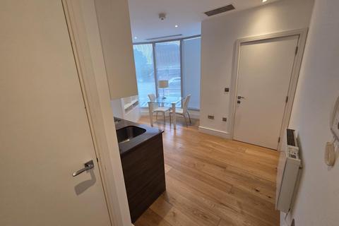 Studio to rent, Trinity Square, Hounslow, TW3