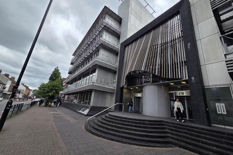 Studio to rent, Trinity Square, Hounslow, TW3