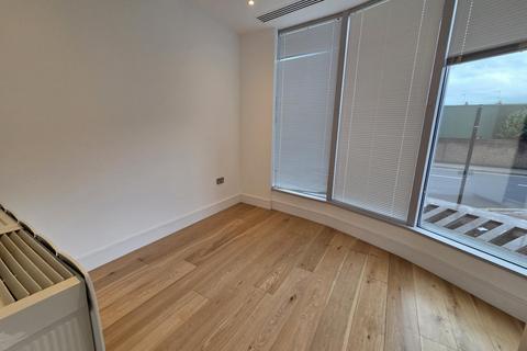 Studio to rent, Trinity Square, Hounslow, TW3