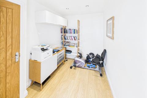 2 Garden Close, Hampton, TW12 3EG