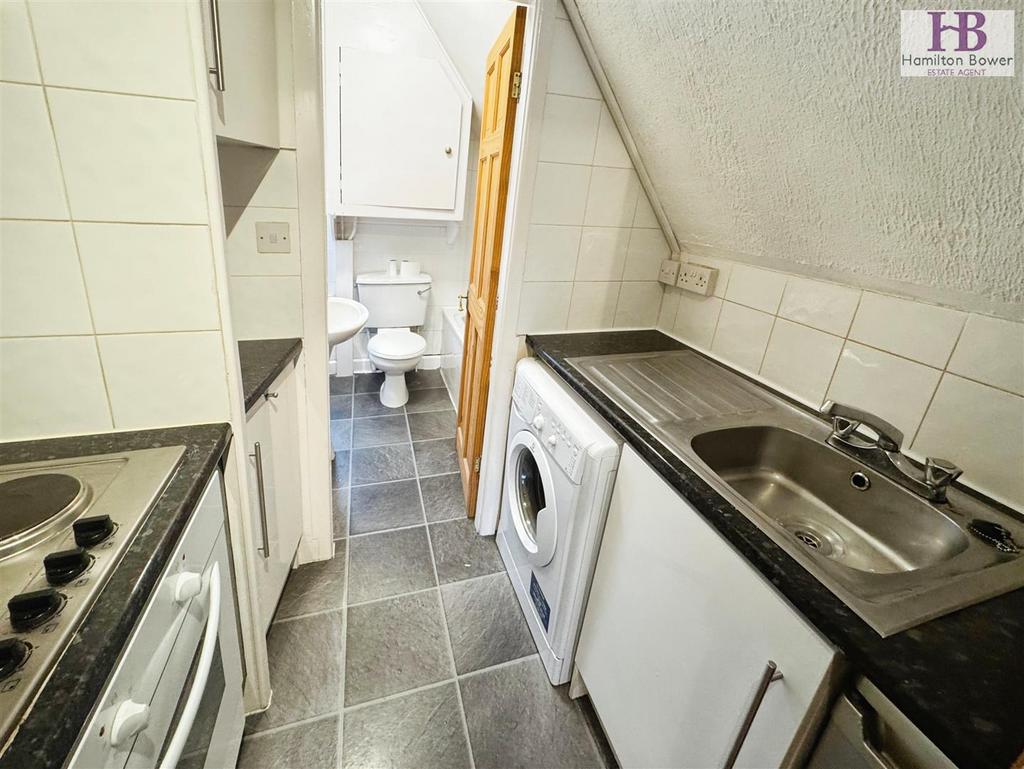 548c8f10-Fl2105 Leeds Road7.jpg