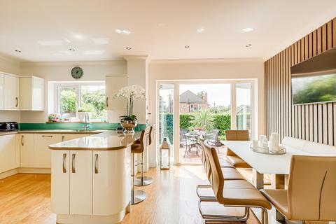 4 bedroom detached house for sale, The Maze, Leigh-on-sea, SS9