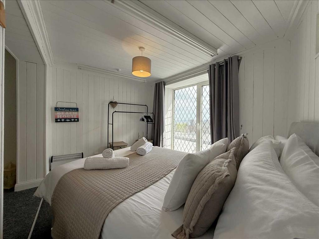 Bedroom (ground