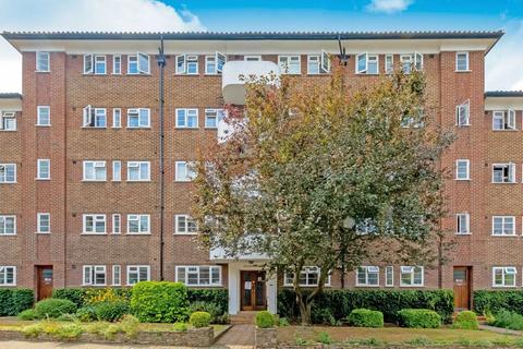 2 bedroom flat to rent, Courtlands, Richmond TW10