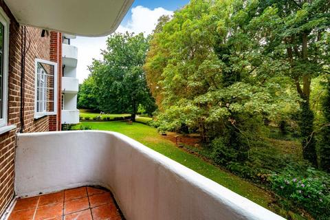 2 bedroom flat to rent, Courtlands, Richmond TW10