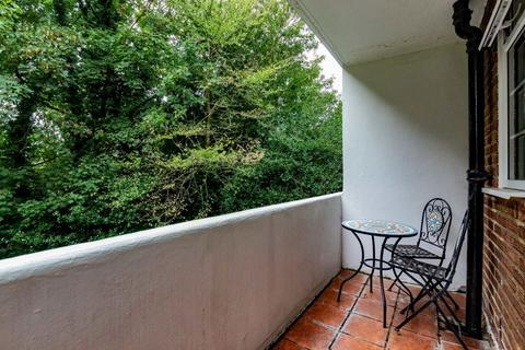 2 bedroom flat to rent, Courtlands, Richmond TW10