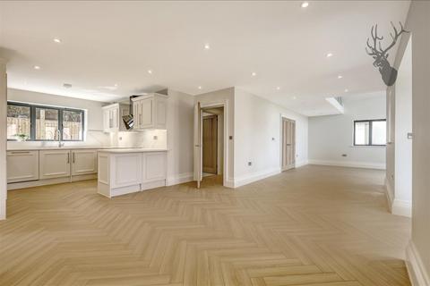 2 bedroom barn conversion to rent, Mott Street, Loughton IG10