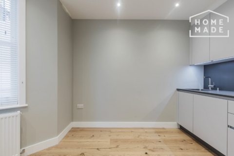 Studio to rent, Warwick Road. SW5