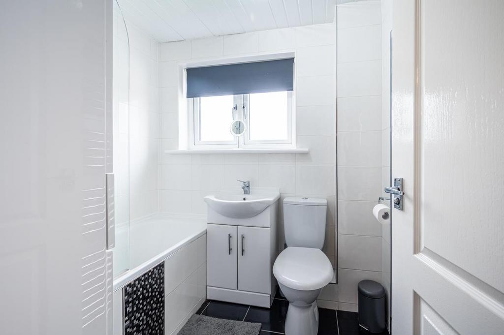 Bathroom (2).jpg