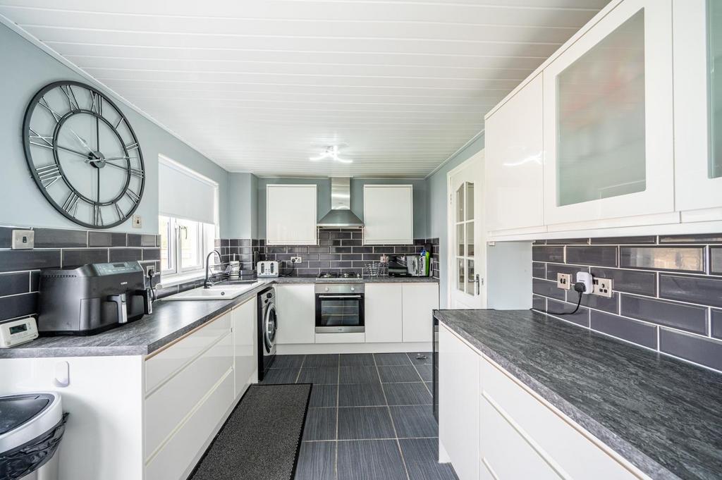 Kitchen (1).jpg