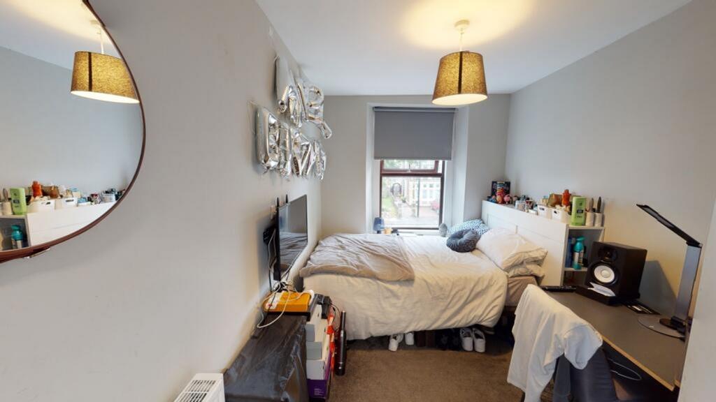 This cozy double bedroom offers a comfortable s...