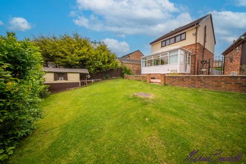 3 bedroom detached house for sale, Farfield Avenue, Bradford BD6