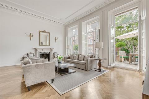 3 bedroom apartment to rent, Cadogan Square, London SW1X