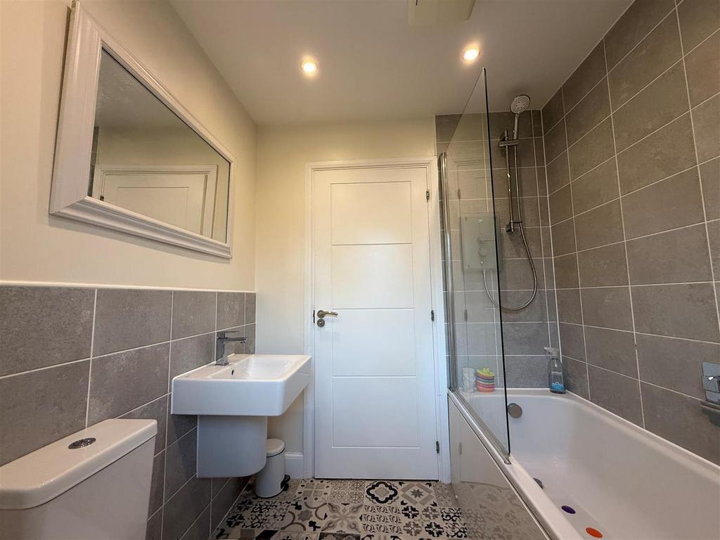 Bathroom 2.jpg