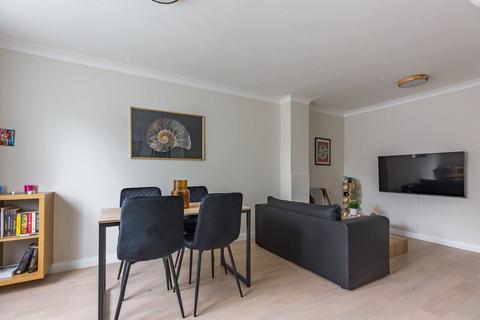 Seyssel Street, Canary Wharf, London, E14