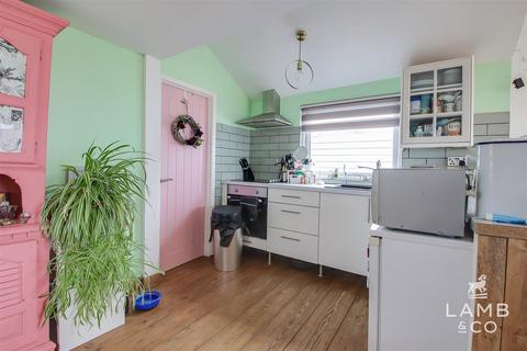 4 Eastern Promenade, Point Clear Bay, Clacton-on-sea, CO16 8LG