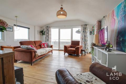 4 Eastern Promenade, Point Clear Bay, Clacton-on-sea, CO16 8LG