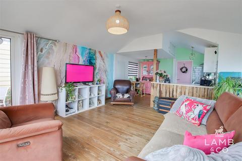 4 Eastern Promenade, Point Clear Bay, Clacton-on-sea, CO16 8LG