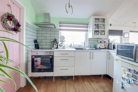 4 Eastern Promenade, Point Clear Bay, Clacton-on-sea, CO16 8LG