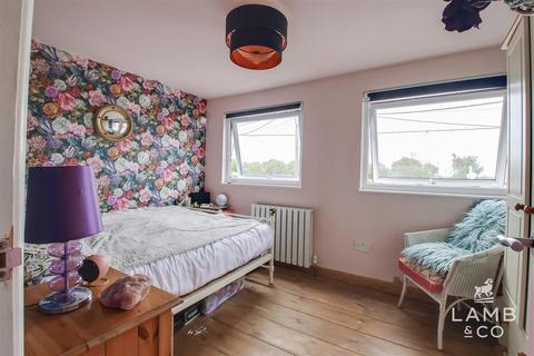 4 Eastern Promenade, Point Clear Bay, Clacton-on-sea, CO16 8LG