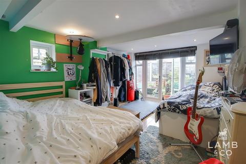 4 Eastern Promenade, Point Clear Bay, Clacton-on-sea, CO16 8LG