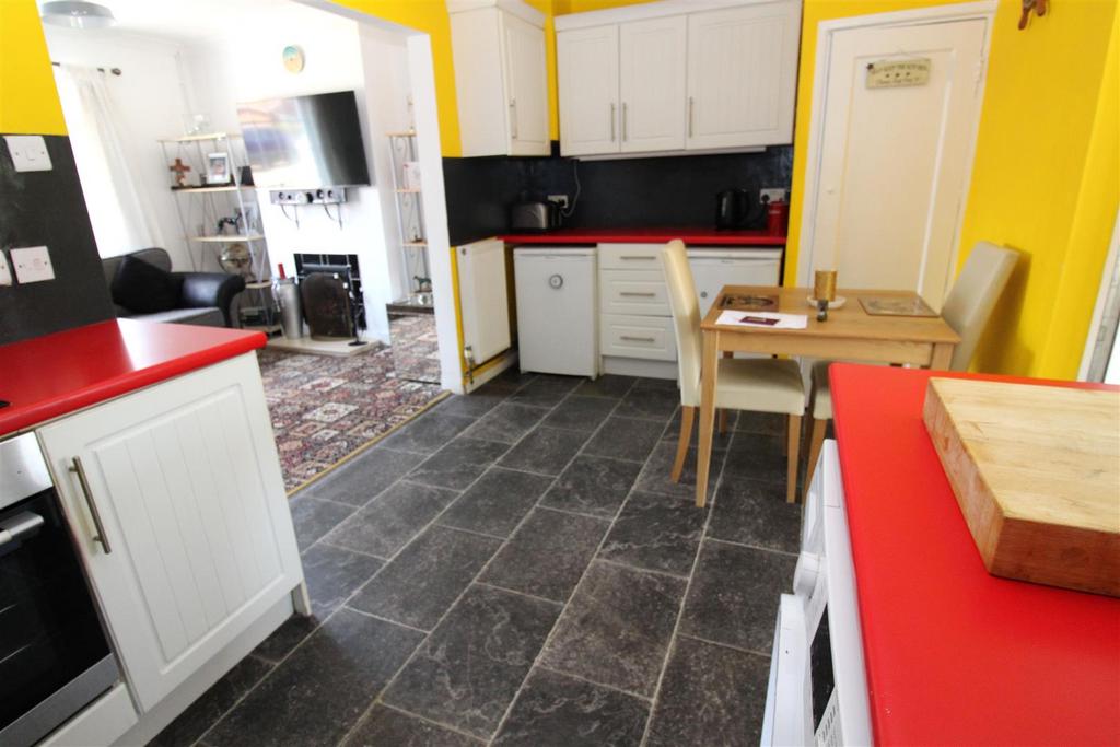 Kitchen 2.JPG