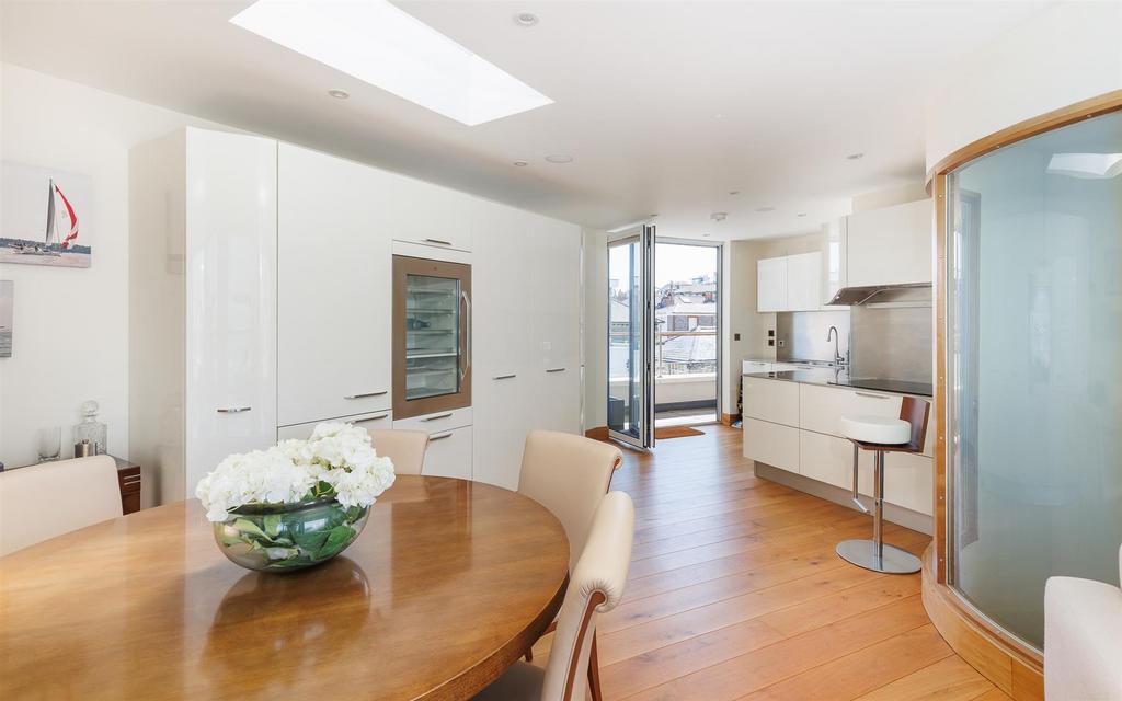 Kitchen/Dining Area