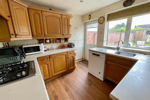 4 bedroom bungalow for sale, Cloisters Road, Luton, Bedfordshire, LU4 0NJ