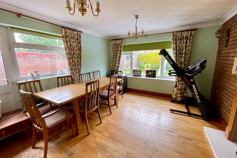 4 bedroom bungalow for sale, Cloisters Road, Luton, Bedfordshire, LU4 0NJ