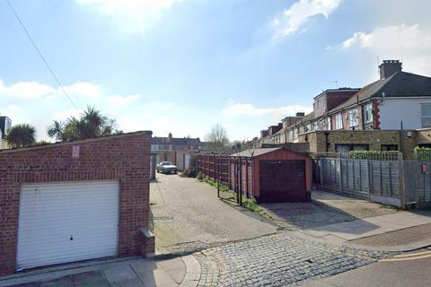 Garage to rent, Fife Road, London N22