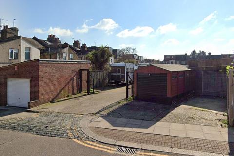 Garage to rent, Fife Road, London N22