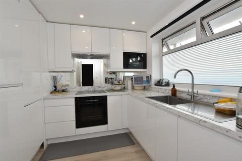 2 bedroom flat for sale, The Drive, Great Warley, Brentwood, Essex