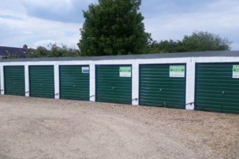 Garage to rent, Lutterworth Road, Northampton NN1