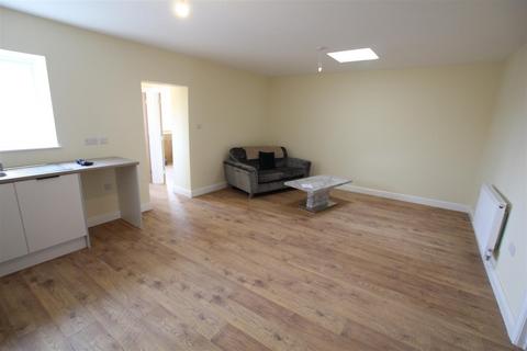 3 bedroom flat to rent, Forest Hall Road, Newcastle Upon Tyne NE12