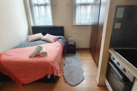 Studio to rent, Brondesbury Park