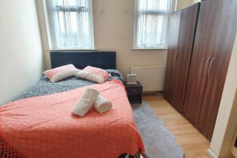 Studio to rent, Brondesbury Park