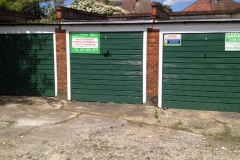 Garage to rent, Milton Grove, London N11