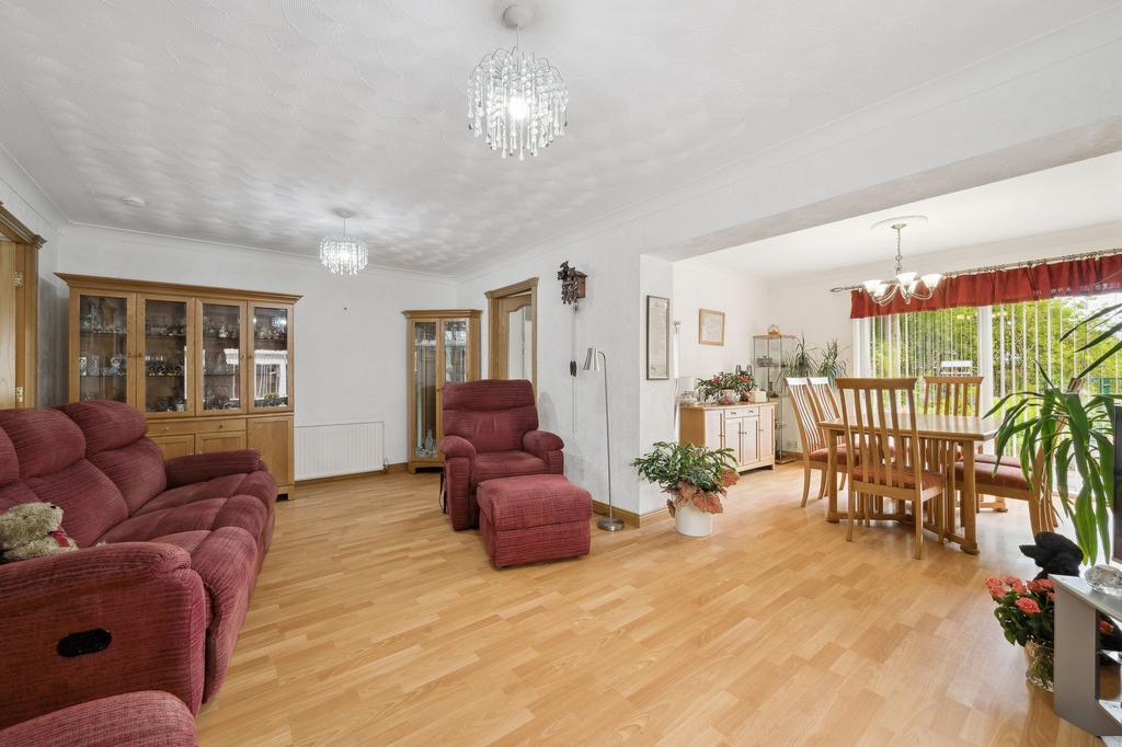 Lounge/Dining Area