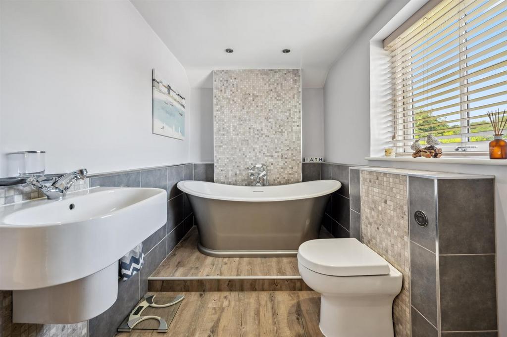 Bathroom - bath.jpg